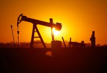 Dầu tiếp tục tăng khi dự trữ tại Mỹ giảm