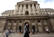 Hạ viện Mỹ nhất trí nâng tiền hỗ trợ Covid-19 lên 2.000 USD/người