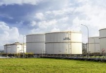 Giá dầu thế giới chạm mức thấp nhất trong 4 năm