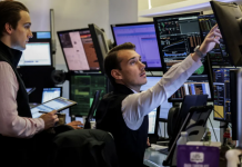 Chứng khoán Mỹ lình xình trong lúc “nghiền ngẫm” tin thuế quan, giá dầu gần đỉnh 2 tuần