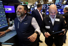 Dow Jones lập kỷ lục, giá dầu đi lên