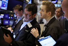 Chứng khoán Mỹ giảm mạnh trước thềm báo cáo việc làm, giá dầu giảm nhẹ sau tin Nga