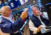 Chứng khoán Mỹ cao chưa từng thấy dù Chính phủ đóng cửa, giá dầu tiếp tục lao dốc