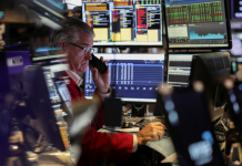 Chứng khoán Mỹ thêm kỷ lục, giá dầu trượt dài xuống đáy 4 tháng